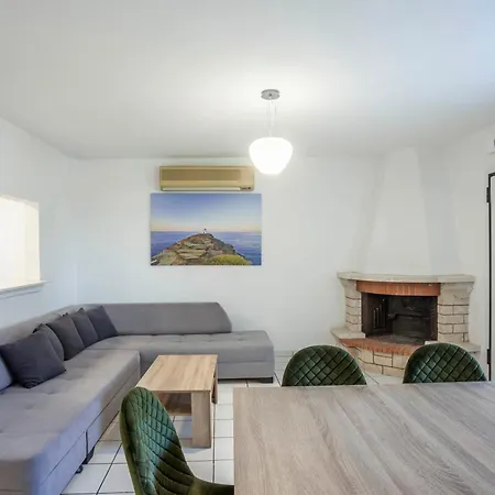 Aris Luxury Apartment Pefkochori
